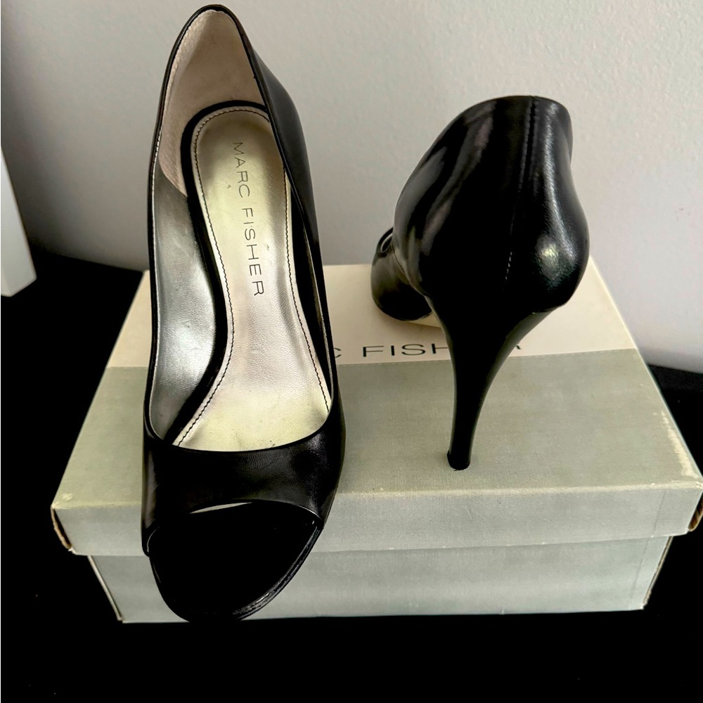 Size 9 Marc Fisher pumps!